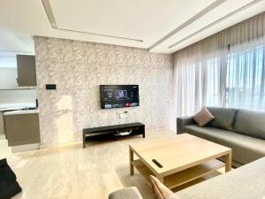 TV a/nebo společenská místnost v ubytování Résidence Saad, app 53