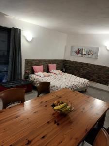 ein Zimmer mit einem Tisch und einem Bett und einem Tisch mit Bananen darauf in der Unterkunft Soluna in Cargèse