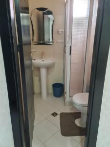 uma casa de banho com um lavatório e um WC em AP13 next the golf Royal em Saïdia