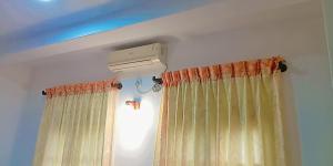 Habitación con ventana y aire acondicionado. en Pravindi Guest Home en Mirissa