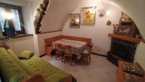 uma sala de estar com uma mesa e um sofá em Casa Almut & More - Lake Como Center - Varenna em Perledo