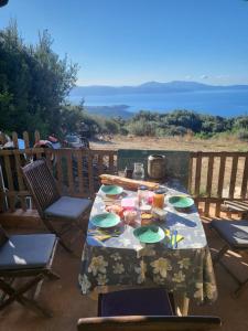 uma mesa com pratos de comida num pátio em Soluna em Cargèse