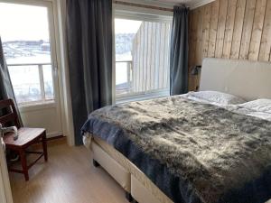 um quarto com uma cama grande e uma janela em Kikut Panorama, Geilo - sleeps 9pax, ski in/out - Modern 2 floor apart em Geilo