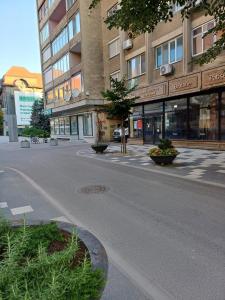 an empty street in front of a building at Lucky Home Timisoara 2 in Timişoara