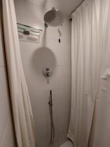 bagno con doccia e tenda doccia di Bed & Breakfast San Lazzaro Room a San Lazzaro di Savena
