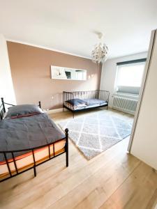 Schlafzimmer mit einem Bett und einem Fenster in der Unterkunft 1-3 Pers. zentral gelegene, gemütliche Wohnung in Remscheid in Remscheid
