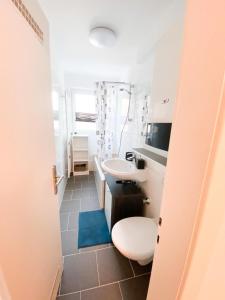 ein Bad mit einem WC und einem Waschbecken in der Unterkunft 1-3 Pers. zentral gelegene, gemütliche Wohnung in Remscheid in Remscheid