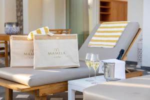 - une table avec un matelas et un verre de vin dans l'établissement Hotel Mamela, à Capri