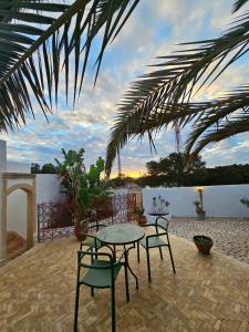 patio con tavolo e sedie di Hotel Villa Soleil a Sidi Kaouki