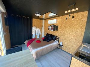 ein Schlafzimmer mit einem großen Bett in einem Zimmer in der Unterkunft Mini Love Room jacuzzi privatif in Uriménil