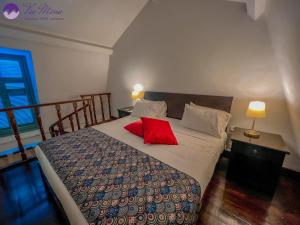 een slaapkamer met een bed met een rood kussen erop bij Via Mina Hotel in El Mîna +18 foto's