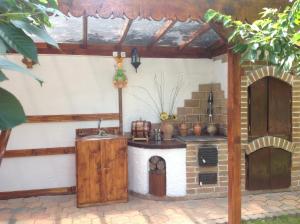 uma cozinha exterior com um fogão e um forno em Casa Ioana em Hateg