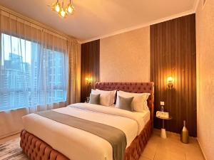 Postel nebo postele na pokoji v ubytování Durrani Homes - Lavish 3BR Besides Burj Khalifa and Fountain view