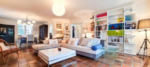 een woonkamer met een bank en een tafel bij Charmante villa de plain pied à proximité de la plage in La Couarde-sur-Mer