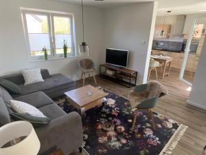 a living room with a couch and a table at Hygge Haltern in Haltern