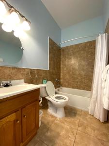 喬治城的住宿－埃克蘇馬度假酒店，浴室配有卫生间、盥洗盆和浴缸。