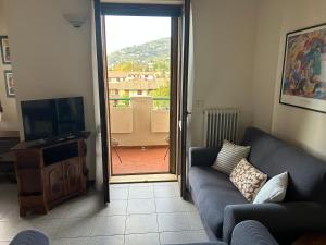 a living room with a couch and a television at Appartamento con vista in Brescia