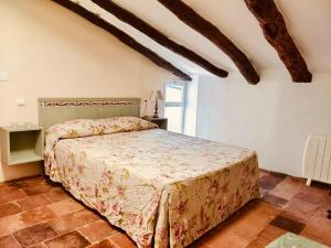 1 dormitorio con 1 cama en una habitación en Buhardilla Rustica Jabugo, en Jabugo