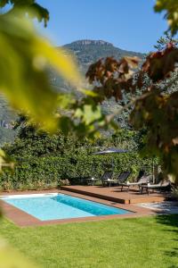 una piscina in un cortile con due sedie di Apartments Villa Julia a Lana