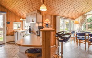 SpodsbjergにあるLovely Home In Rudkbing With Kitchenのキッチン、ダイニングルーム(テーブル、椅子付)