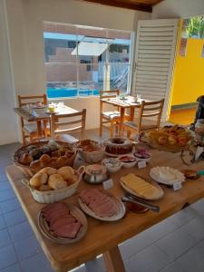 una mesa con muchos tipos diferentes de comida en ella en Caminito, en Santo Antônio do Pinhal