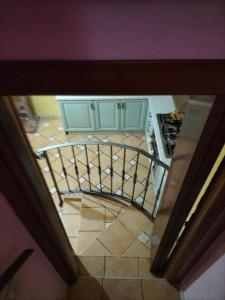 una vista aérea de una cocina con una escalera de caracol en Casa Santa Maria en Frosolone