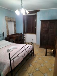 ein Schlafzimmer mit einem Bett und einem Tisch darin in der Unterkunft Casa Santa Maria in Frosolone