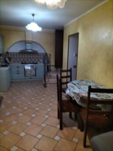 Zimmer mit einem Tisch und Stühlen sowie einer Küche in der Unterkunft Casa Santa Maria in Frosolone