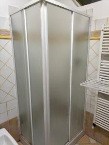 eine Duschkabine im Bad mit WC in der Unterkunft Casa Santa Maria in Frosolone