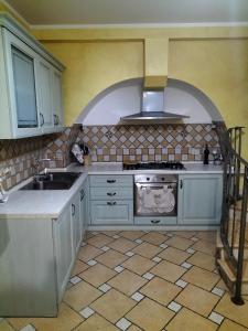 cocina con fregadero y fogones en Casa Santa Maria, en Frosolone