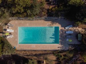 una vista aérea de una piscina en COSTE ROUSSE en Callas