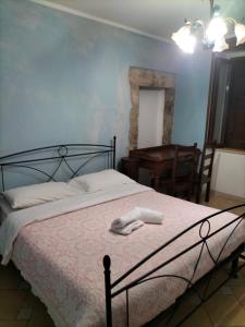 1 dormitorio con cama, silla y espejo en Casa Santa Maria en Frosolone