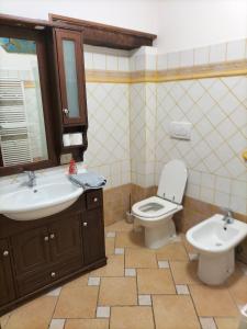 Frosolone的住宿－Casa Santa Maria，一间带水槽、卫生间和镜子的浴室