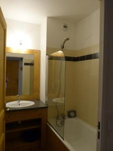 een badkamer met een wastafel, een douche en een bad bij Orcières Appartement au pied des pistes avec piscine in Orcières
