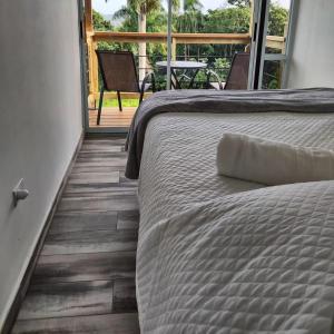 1 dormitorio con cama y vistas a un patio en Tierra Adentro Bed and Breakfast, en Naguabo