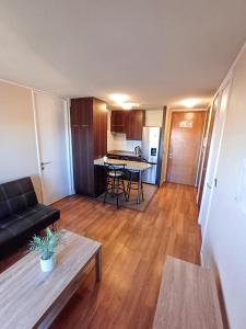 sala de estar con sofá y mesa en Departamento Central en Calama en Calama