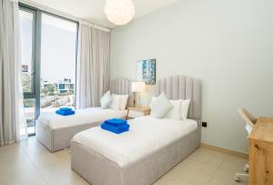 Postel nebo postele na pokoji v ubytování New Arabian Dubai Hills villa-Golf Grove With Private pool