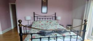 1 dormitorio con 1 cama con edredón de flores en Beautiful self contained apartment with garden, en Glasgow