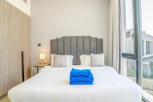 Postel nebo postele na pokoji v ubytování New Arabian Dubai Hills villa-Golf Grove With Private pool