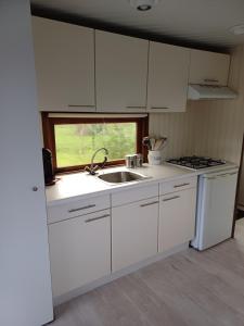 Nhà bếp/bếp nhỏ tại Vrijstaand chalet met veel buitenruimte en veranda +14 ảnh