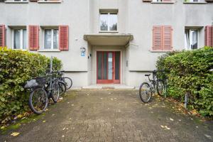 duas bicicletas estacionadas em frente a uma casa em Altwiesenstrasse 144 em Zurique