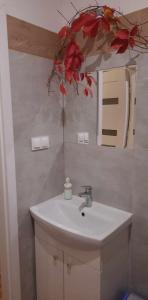 y baño con lavabo y espejo. en Sleepy3city Apartments 10 Lutego 23 en Gdynia