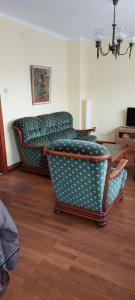 ストラスブールにあるDucs d'Alsaceのリビングルーム(椅子2脚、ソファ付)