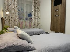 Postel nebo postele na pokoji v ubytování Hotel Herman