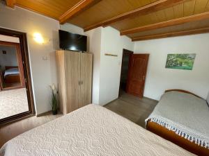 Un pat sau paturi într-o cameră la Villa Forrest Bușteni