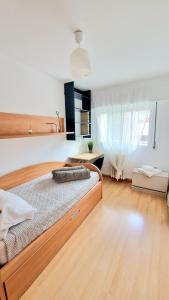 een slaapkamer met een groot bed en een groot raam bij Apartamento ZONA in Albacete