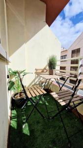 a patio with a table and chairs on a balcony at Apartamento ZONA in Albacete