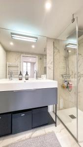 ein Badezimmer mit einem großen Waschbecken und einer Dusche in der Unterkunft Le Filatiers - incroyable loft aux Carmes in Toulouse