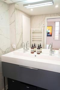 ein Badezimmer mit zwei Waschbecken und einem großen Spiegel in der Unterkunft Le Filatiers - incroyable loft aux Carmes in Toulouse