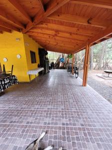 un porche cubierto de un edificio con techo de madera en Quinta Los Cardales en Los Cardales